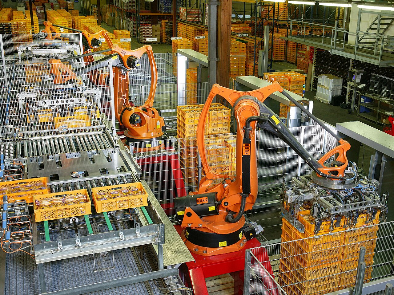 Echte KUKA-Industrieroboter in einer automatisierten Produktionsanlage